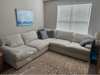 Sectional with 4 accent pillows