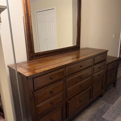 Dresser With Mirror And Drawers
