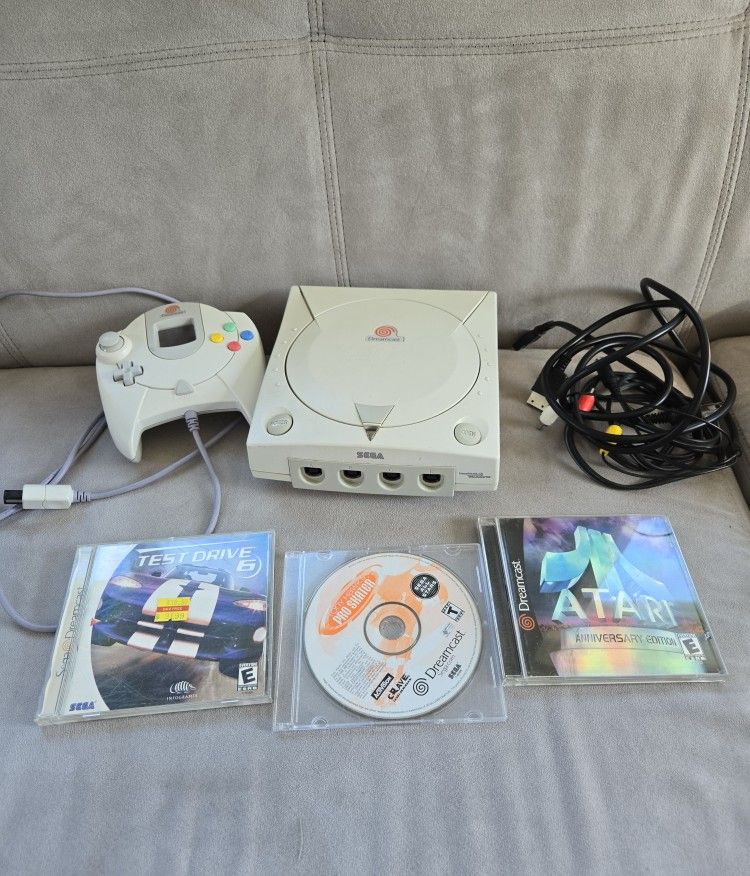 Sega Dreamcast With 1 Control And 3 Games