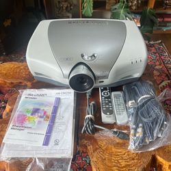 Sharp Vision XV-Z9000U DLP Projector. Works!