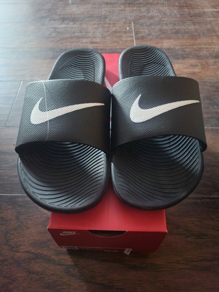 NIKE SLIDES