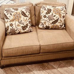 Love Seat w/pillows