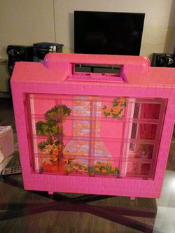 Barbie fold. N fun house pink dream home. 1992