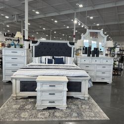 King Or Queen bedroom set / Includes: 3 pc Queen bed (headboard, footboard, side rails & slats), dresser, mirror, nightstand.