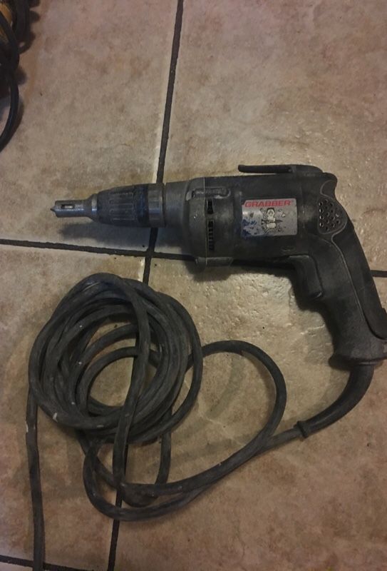 Pistola para atornillar drywall buena pero necesita la ploga