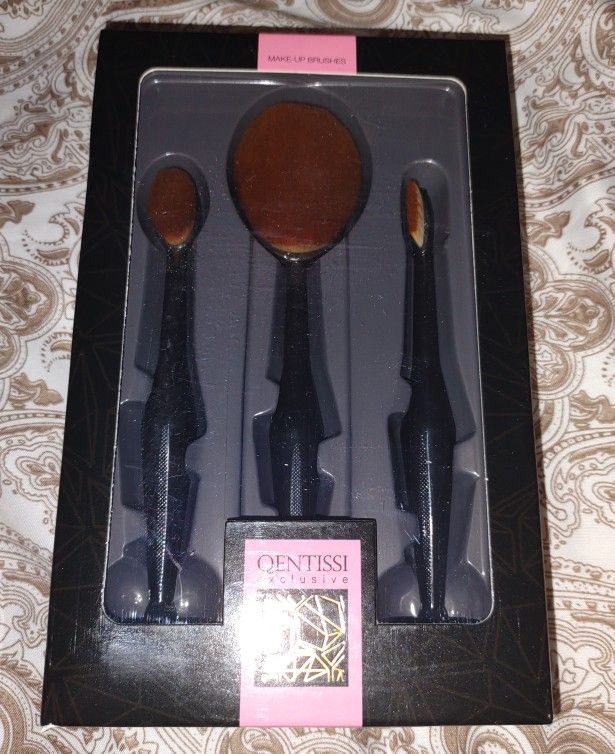 Set Of Makeup Brushes 