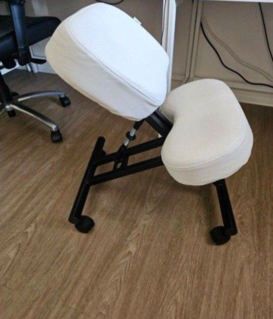 KNELLING chair