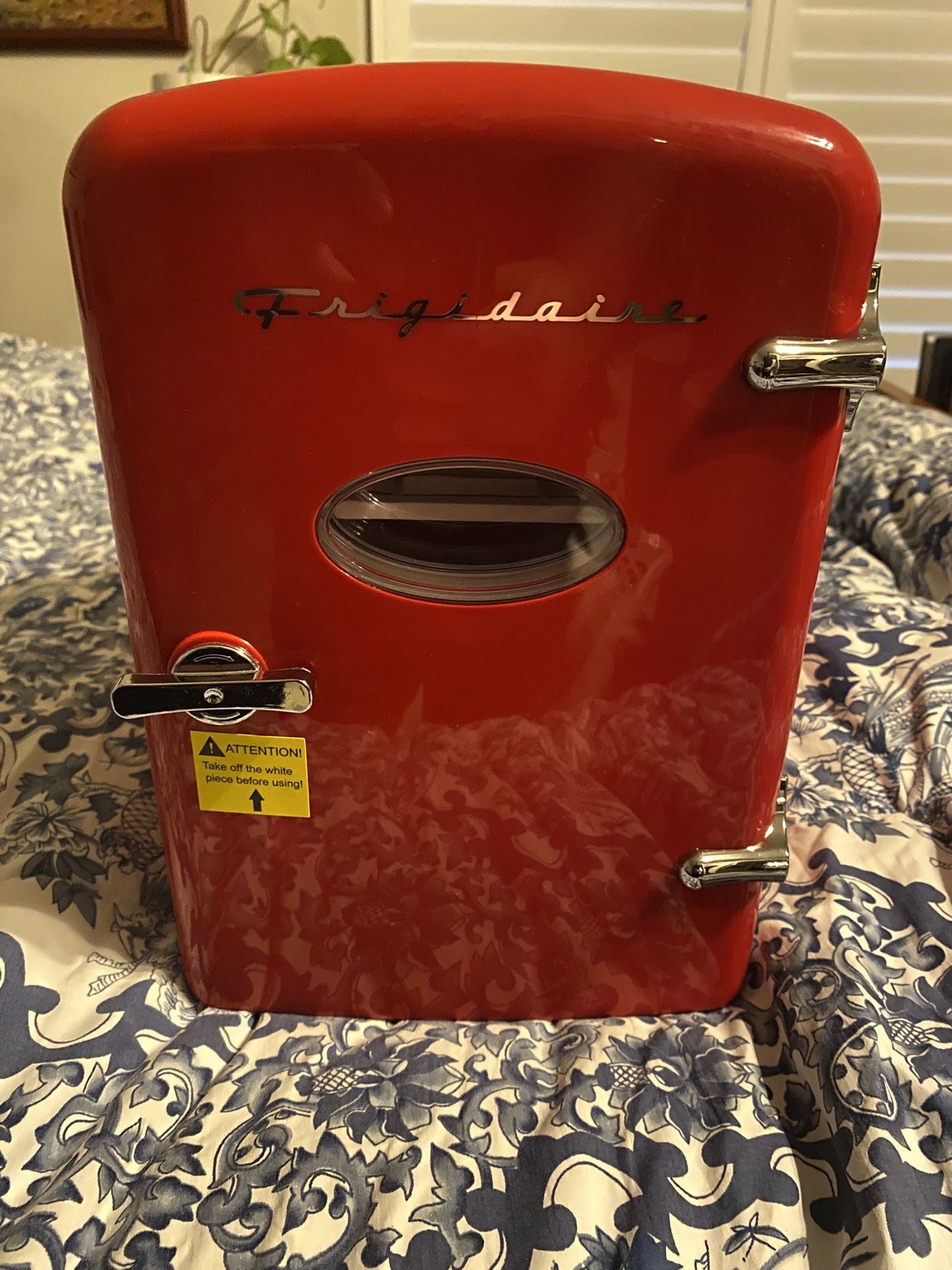 Frigidaire EFMIS129-RED 4L Portable Mini Refrigerator