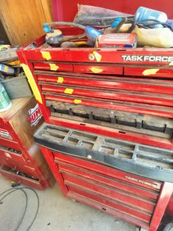 ROLL AWAY TOOL BOX W/ KEY'S
