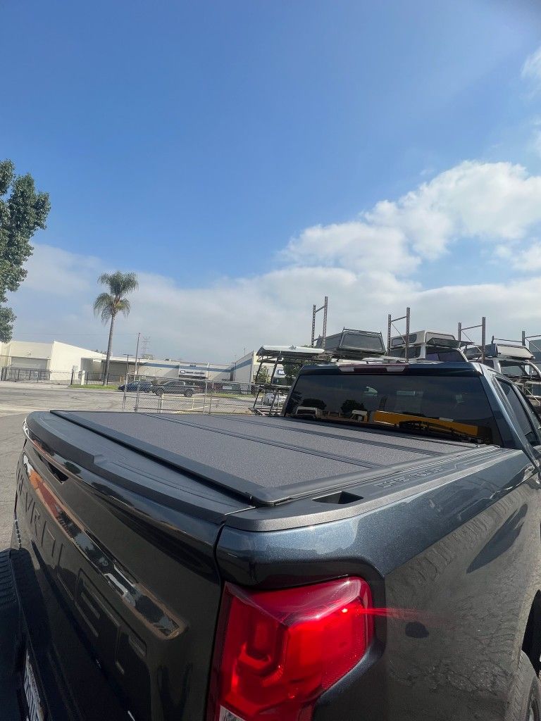 TAPADERA AL RAZ DE EL RIEL EN INVENTARIO PARA TODAS LAS TROCAS, TONNEAU COVER ( FLUSH MOUNT & MADE IN USA) IN STOCK FOR ALL TRUCKS, BEDLINERS