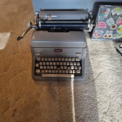 Antique Royal Typwriter