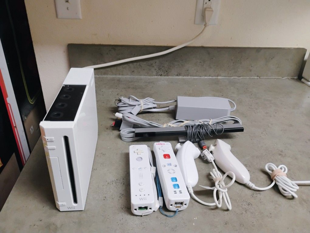 Nintendo Wii Console, W/2 Controllers, 2 Nunchucks, Cables, Tested, Working