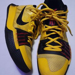 NIKE. KYRIES MAMBA. SIZE 8