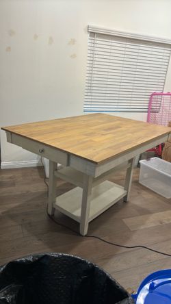 Used dinning table and bench (NO CHAIRS)