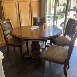 Round Table With Chairs 