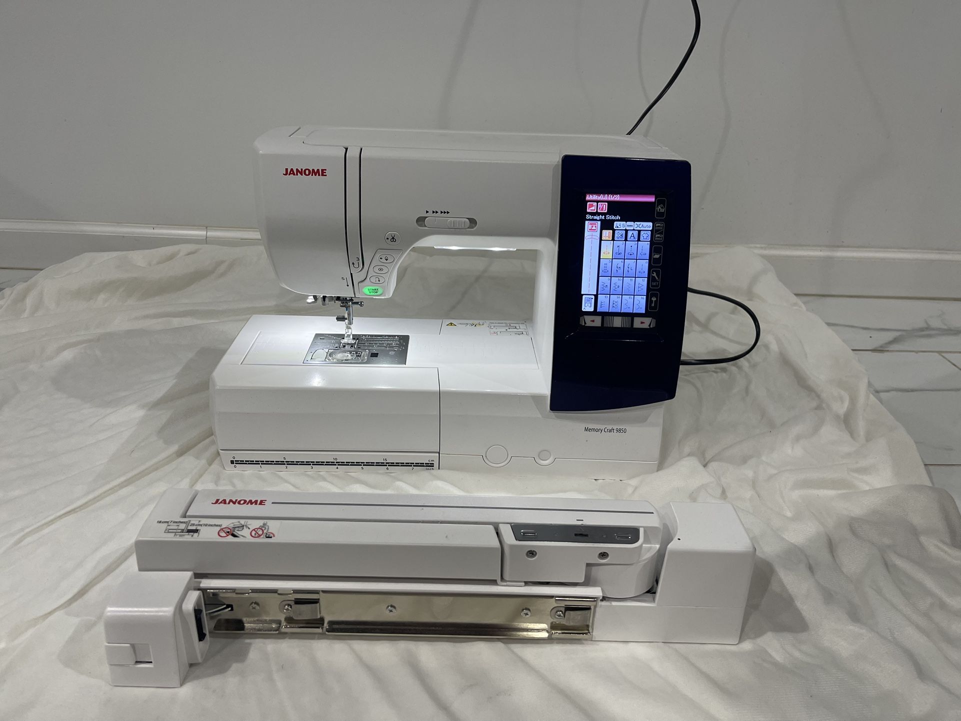 USED ONCE - LIKE NEW JANOME HORIZONTAL MEMORY CRAFT 9850 EMBROIDERY AND SEWING MACHINE
