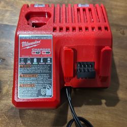 Milwaukee M12-M18 Charger