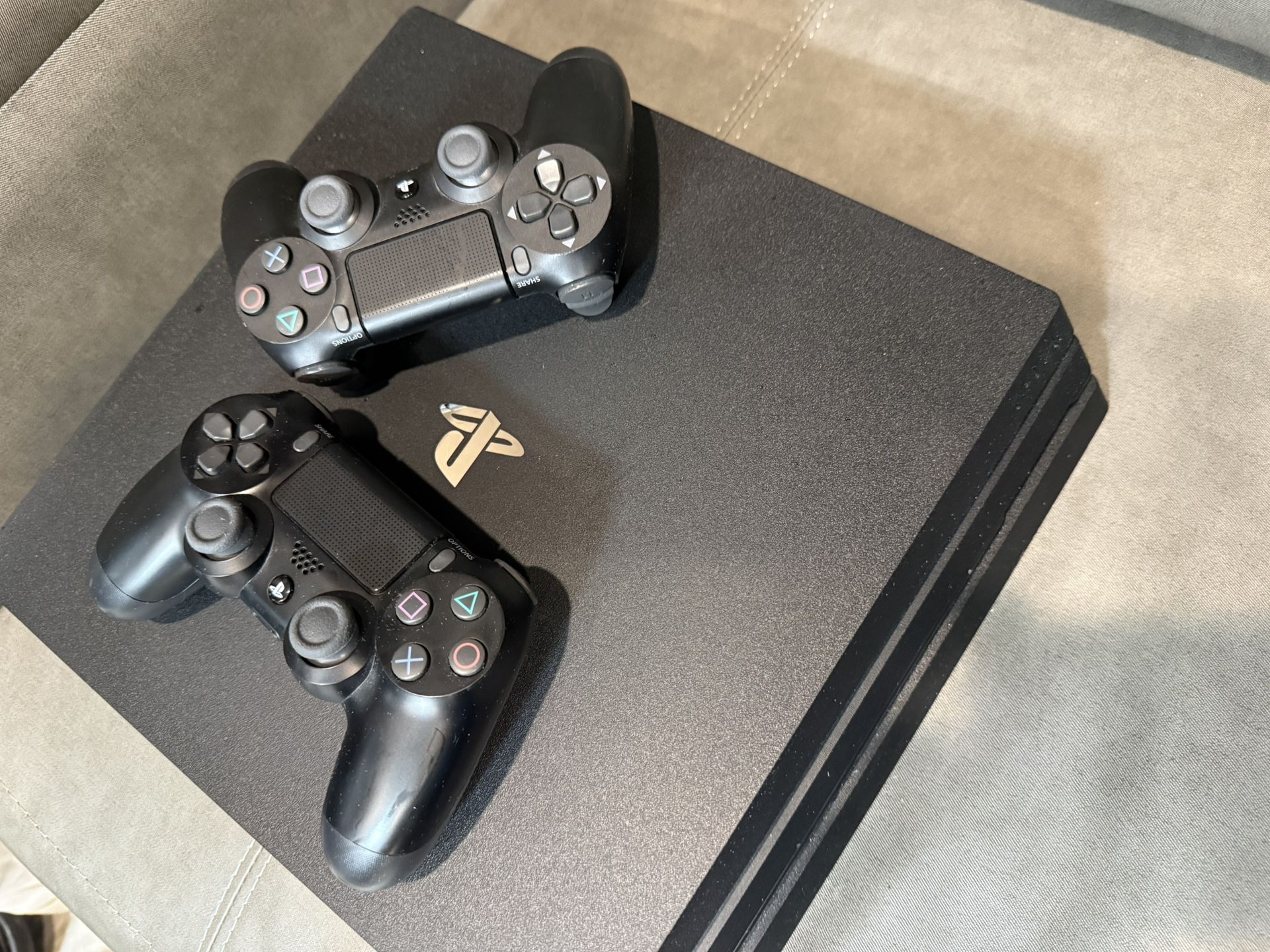 Ps4 Pro,(Jailbreak 12.00) 2 controller HDD 1tb full games