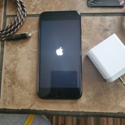 Iphone se (2020) 64gb great cond. Fully unlocked $275