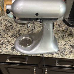 Kitchen Aid Mixer  Deluxe 