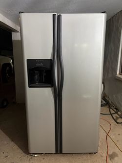 Frigidaire side-by-side Fridge works perfect in good condition