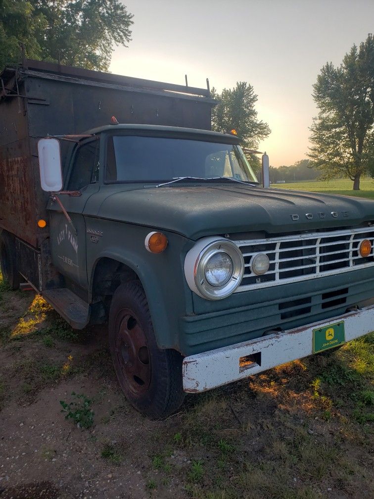 DODGE 400 TRUCK