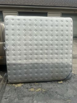 King size Sealy mattress (Delivery available!)