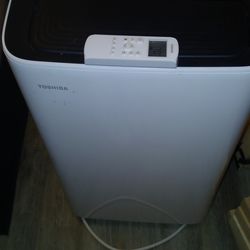 LIKE NEW Toshiba 3 in 1 portable AC unit with Remote