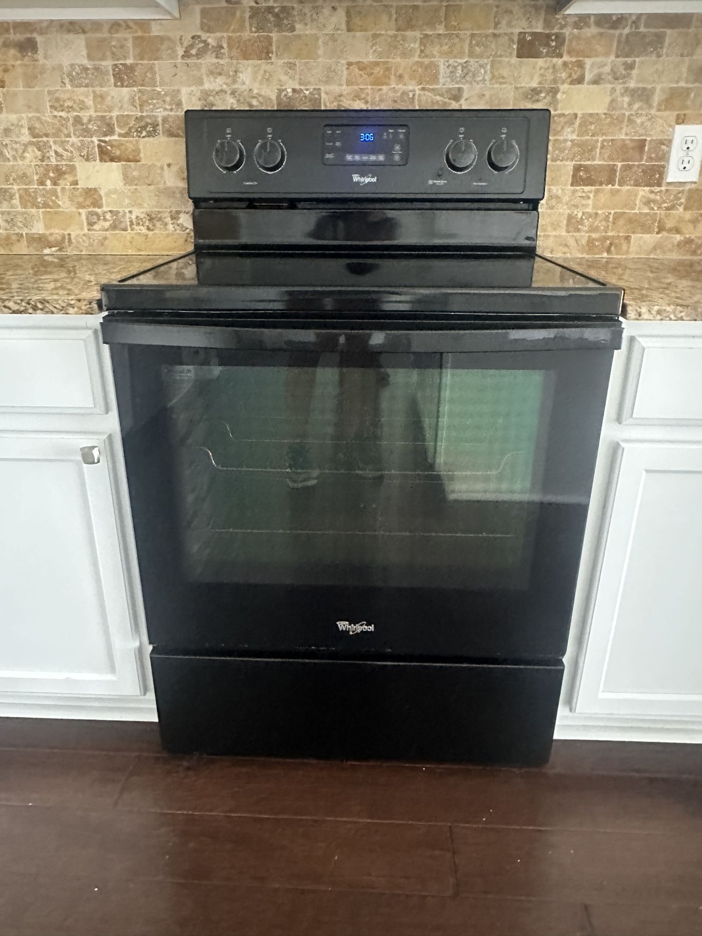 Black Whirlpool Electric Range – Like New, 30" Glass-Top Stove