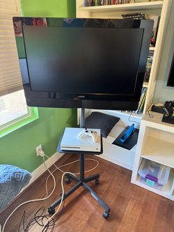 32 inch TV with Rolling Stand