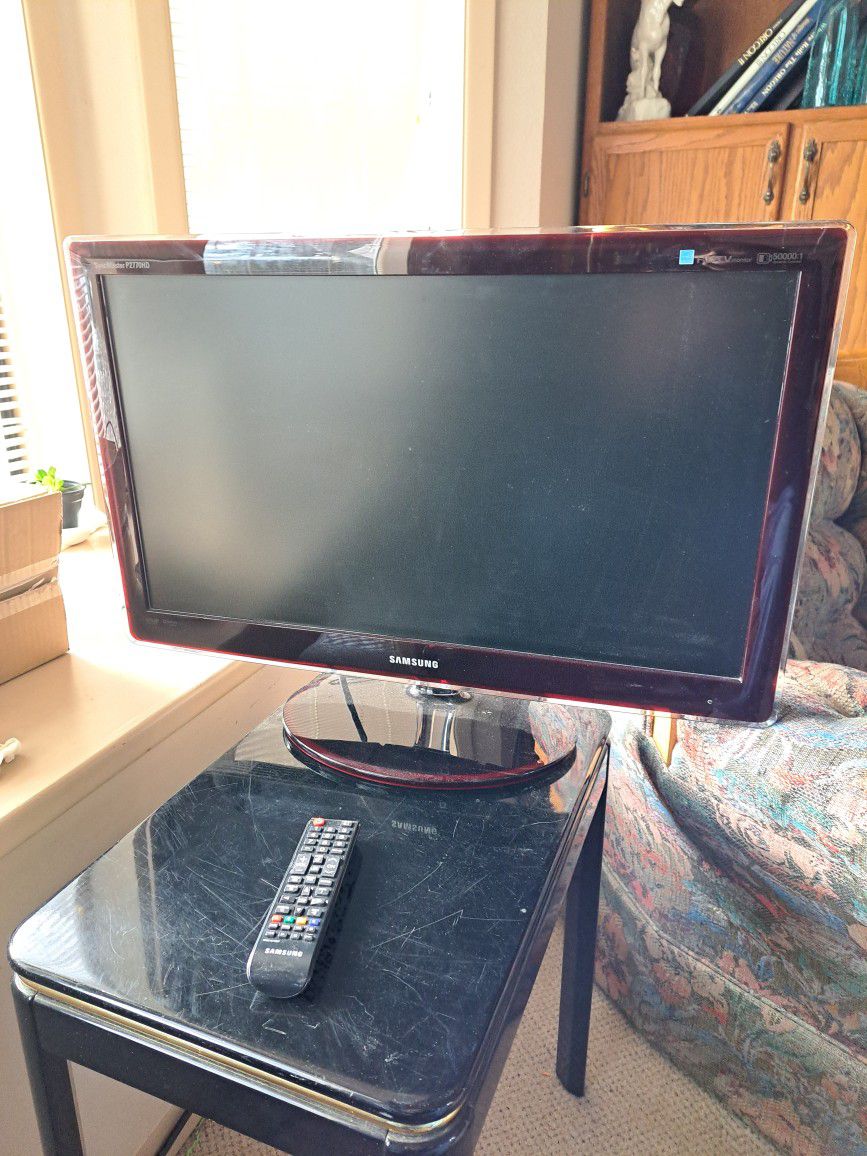 Samsung 32-inch TV with remote 