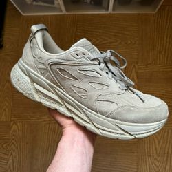 Hoka Clifton 9    ‘limestone’