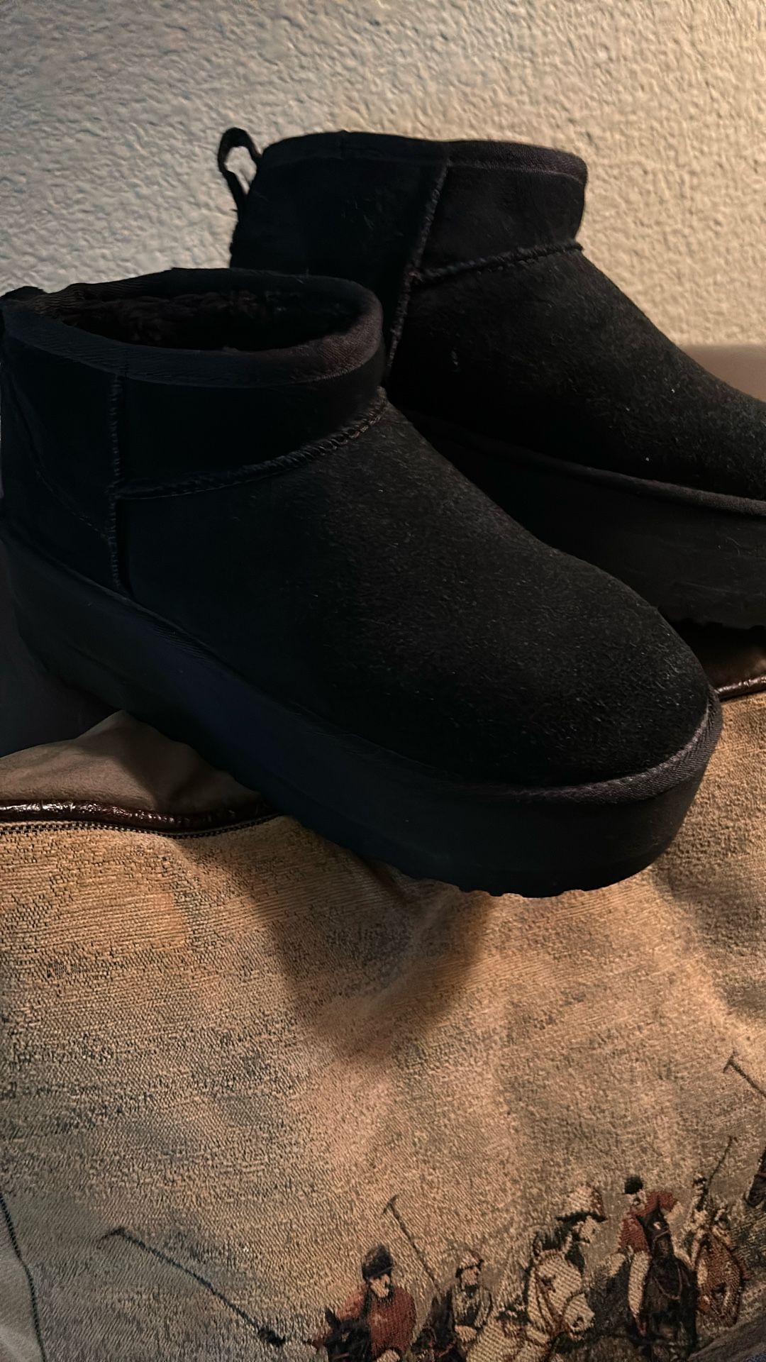 Black Uggs Sz 8. Excellent Condition 60$ Pk Up Everett Mall Way