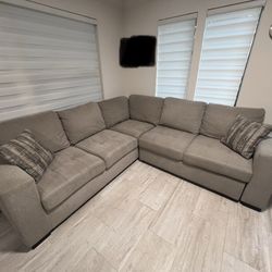 Modern Gray L-Shaped Sectional Sofa – Great Condition