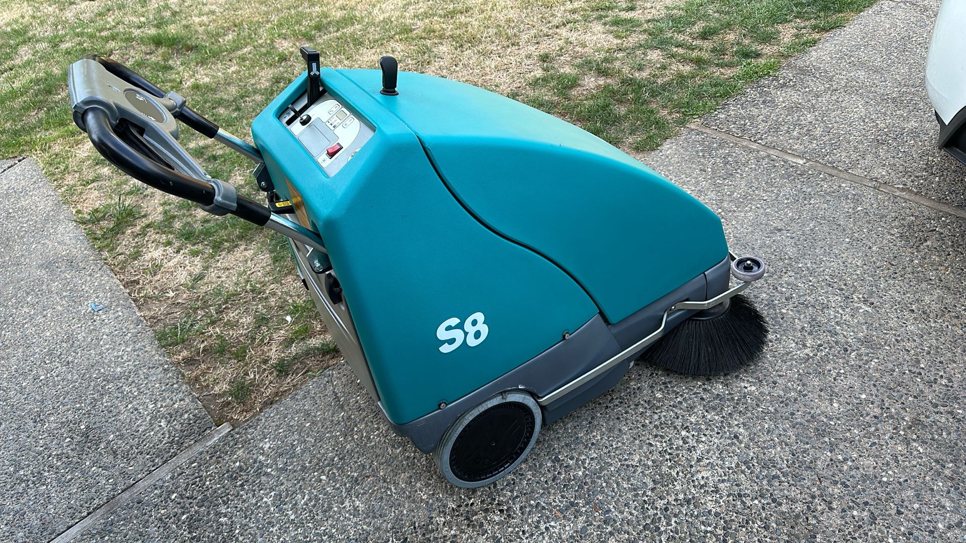 TENNANT S8 28” WIDE AREA WALK BEHIND CORDLESS POWER SWEEPER W/ WORKING BATTERY
