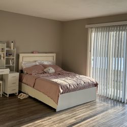 Full Bed, Has 4 Drawers 