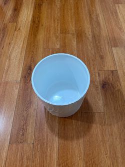 White Plastic Round Planter Pot