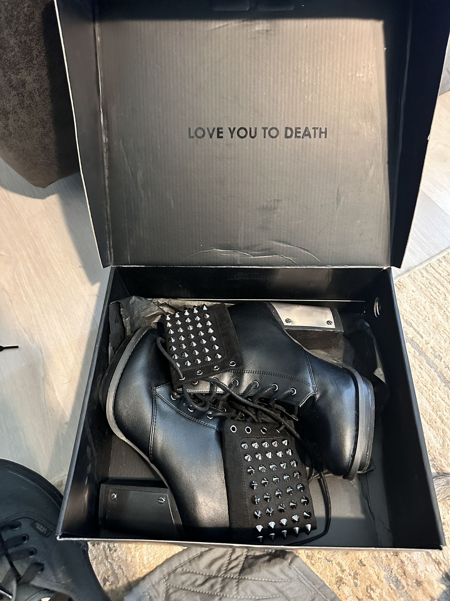 Black heart - Black Metal Studded Heels