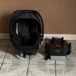LIKE NEW BRITAX B SAFE 35 ELITE BABY CAR SEAT!!!!