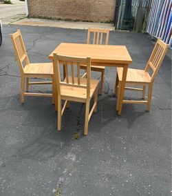 SET OF A NICE TABLE AND 6 COMFORTABLE  CHAIRS IN EXCELLENT CONDITION . TABLE IS  24 INCHES AND CAN BE OPEN TO 48 INCHES . $100.00 OR BEST OFFER