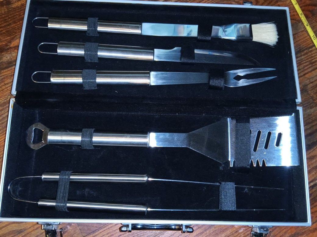BBQ Grillingš„ Utensill Set. with Metal Case