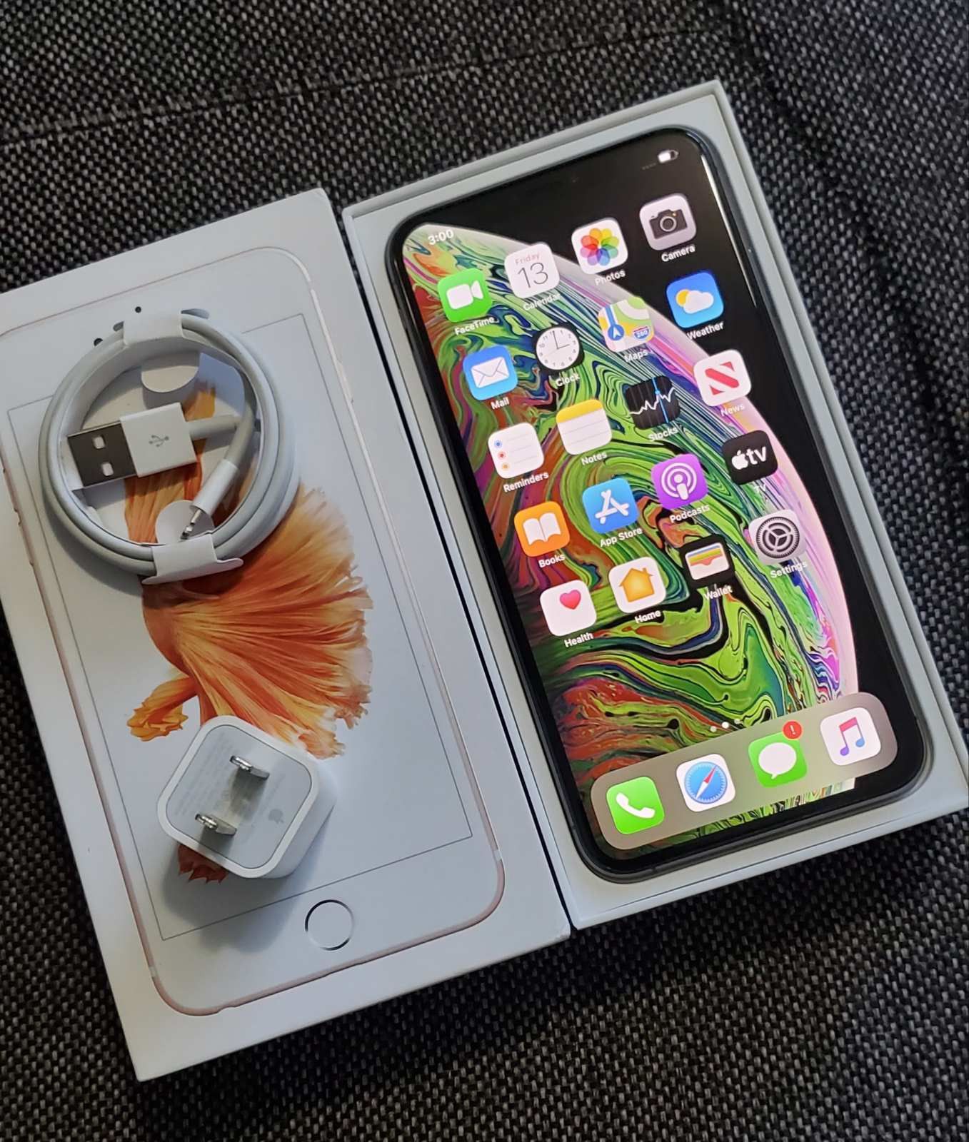 iPhone || XS Max || iCloud Unlocked || Factory Unlocked || Works For Any SIM Company Carrier || Works For Locally & INTERNATIONALLY || >Like New<