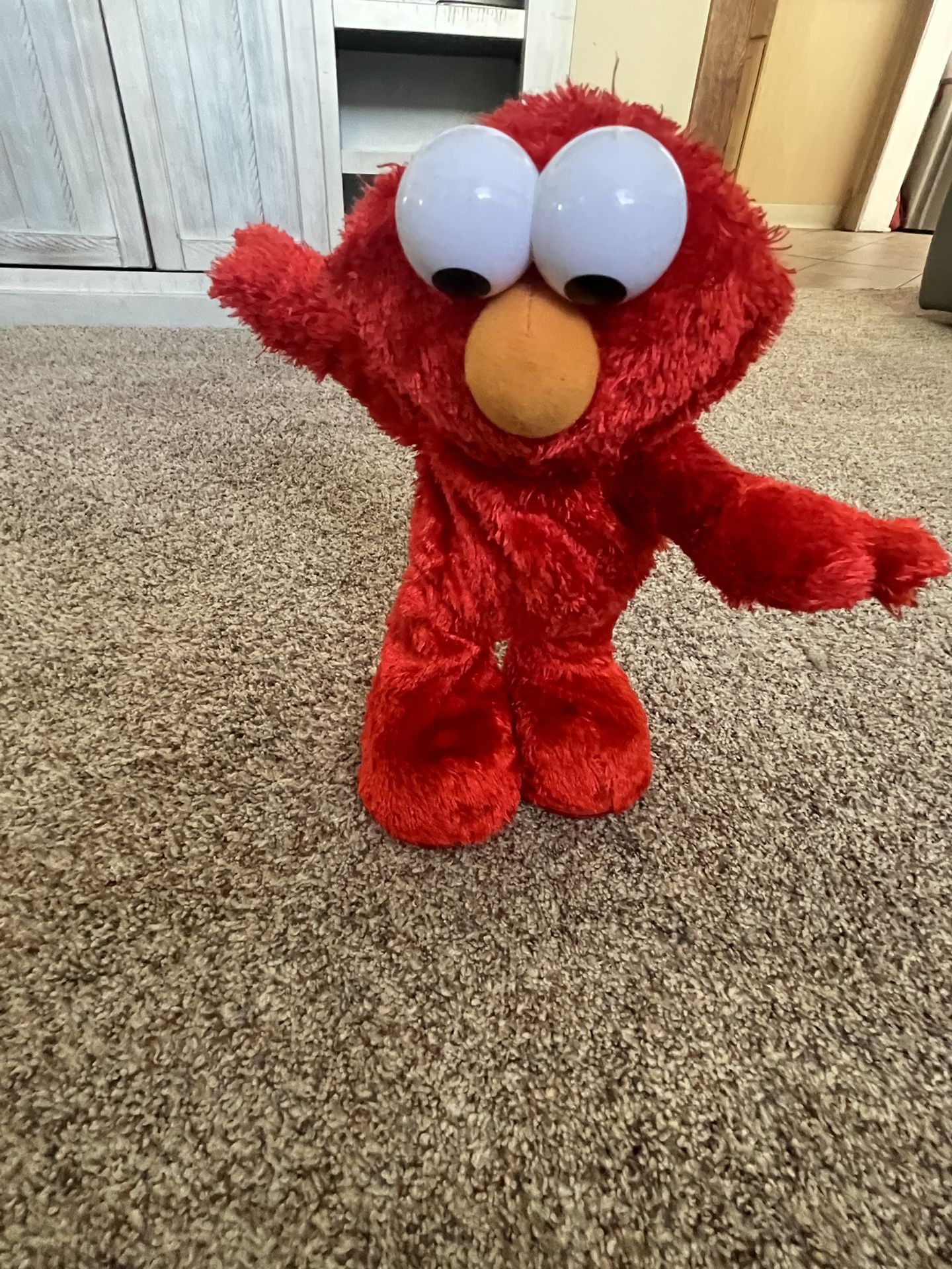Elmo Plush hokey pokey Toy(sings but doesn’t move)