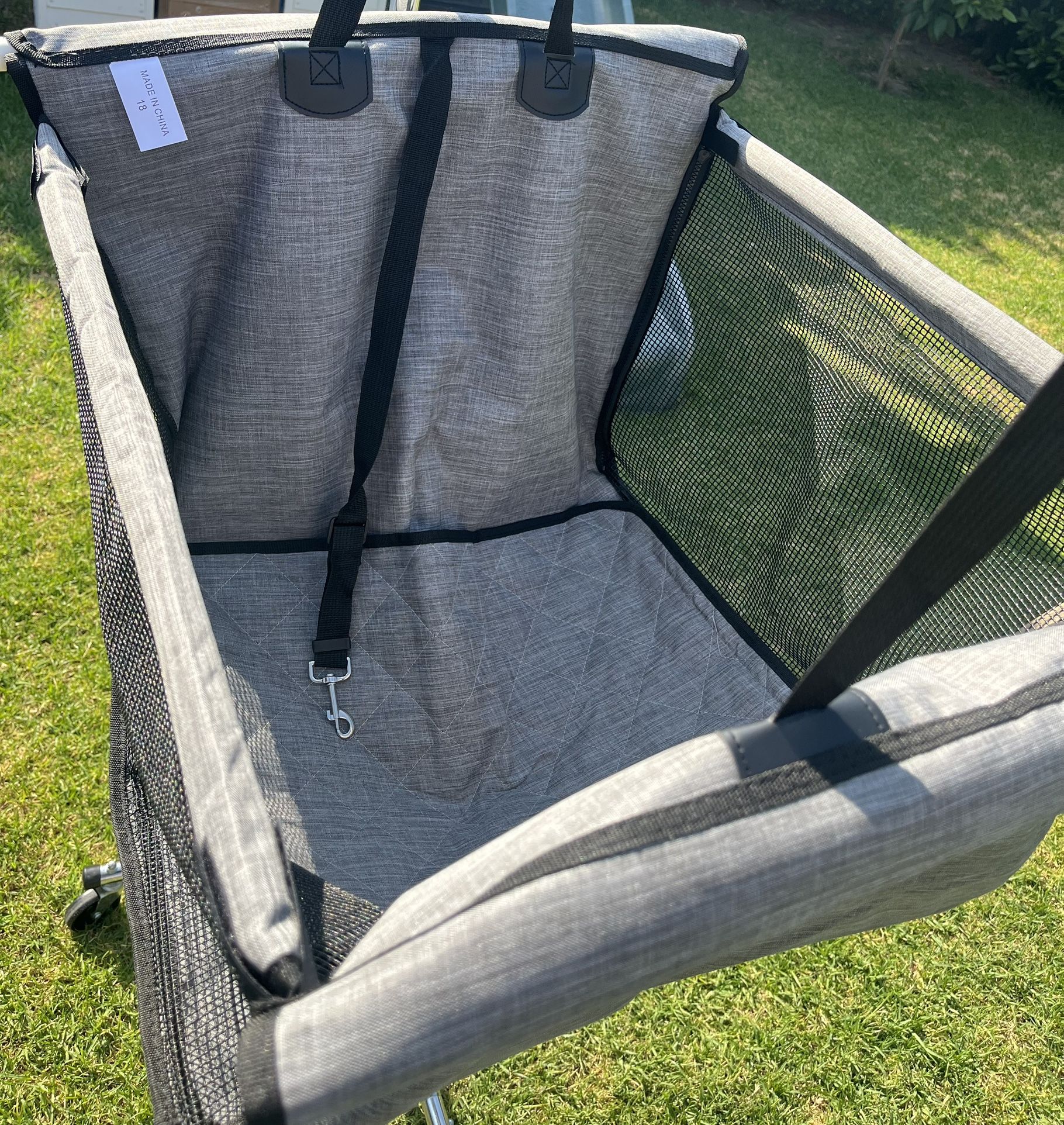Dog Car Seat Suitable for all size dogs under 70 LBS. UNIVERSAL FIT SIZE: 22W x 20D x 16H