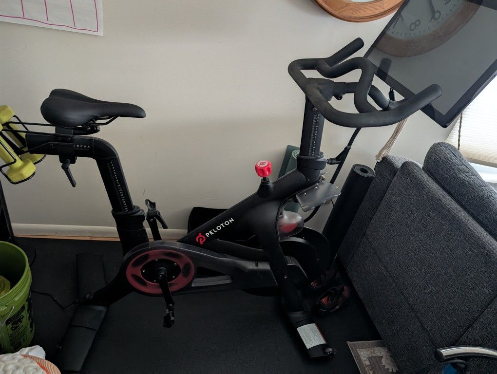 ✨Peloton Bike+ with Mat – Excellent Condition✨