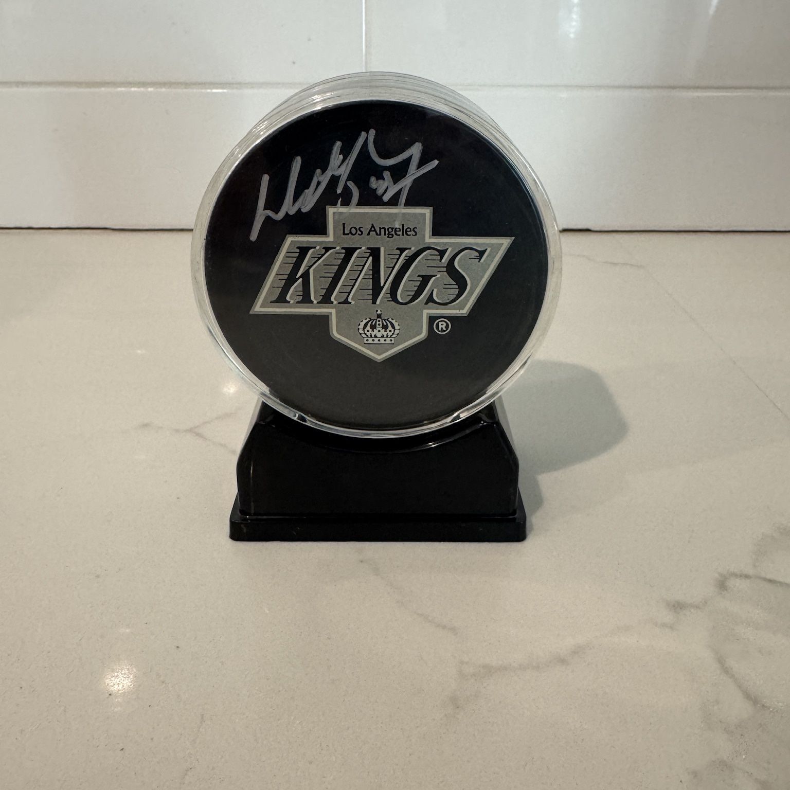 Wayne Gretzky autographed LA Kings hockey puck
