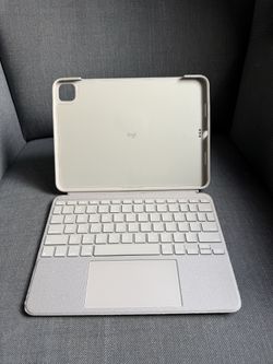 Logitech Combo Touch iPad Pro 11-inch