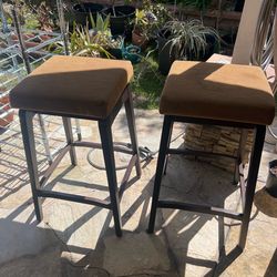 Bar Stools (Set of 2) – Cushioned – $40 -Set de 2 bancos altos