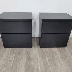 TWO NIGHTSTANDS  // DOS MESITAS DE NOCHE 