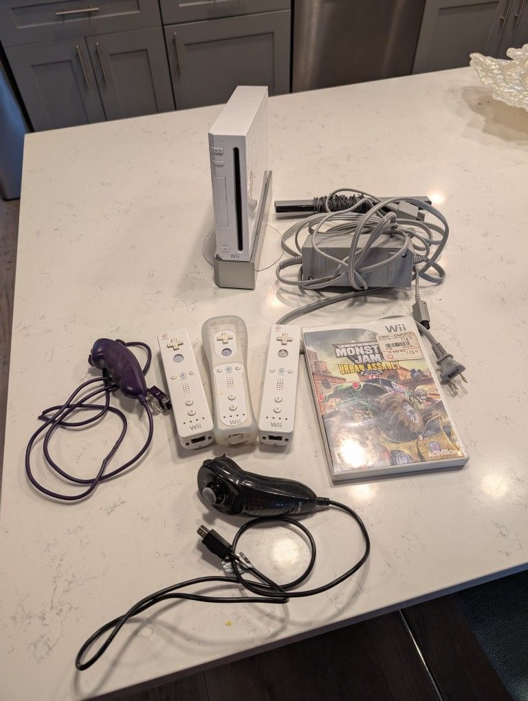 Nintendo Wii Console, Controllers and Game